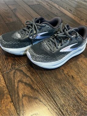 Brooks Women's Black and White Running Sneakers